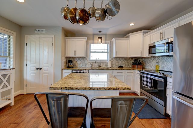 1004 Sunrise Dr, Clarksville, TN 37042