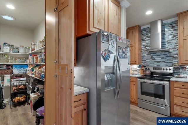 37734 River Dr, Lebanon, OR 97355