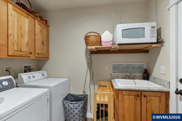 37734 River Dr, Lebanon, OR 97355