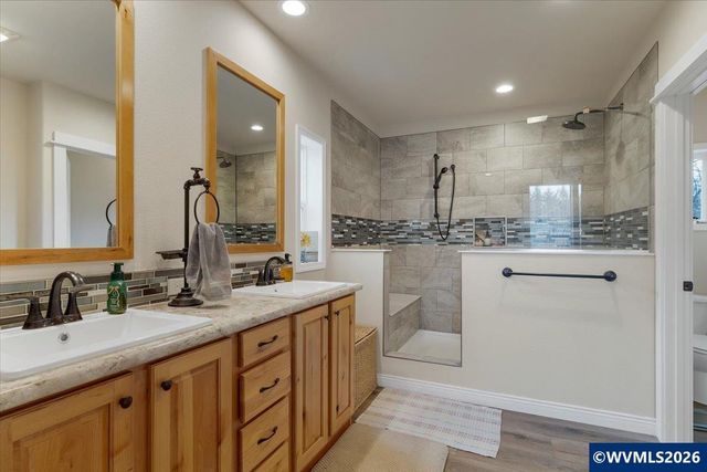 37734 River Dr, Lebanon, OR 97355