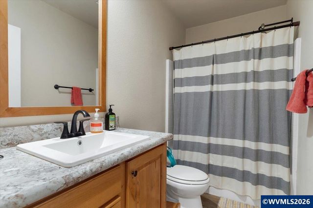 37734 River Dr, Lebanon, OR 97355