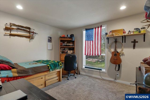 37734 River Dr, Lebanon, OR 97355