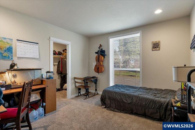 37734 River Dr, Lebanon, OR 97355