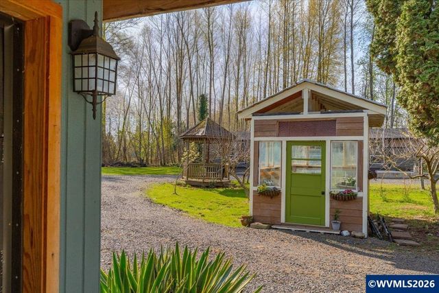 37734 River Dr, Lebanon, OR 97355