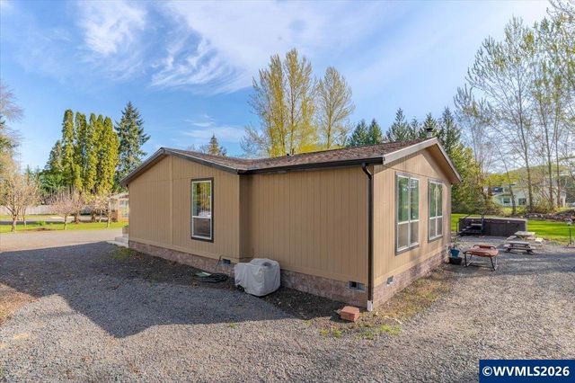 37734 River Dr, Lebanon, OR 97355