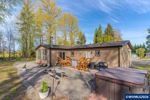 37734 River Dr, Lebanon, OR 97355