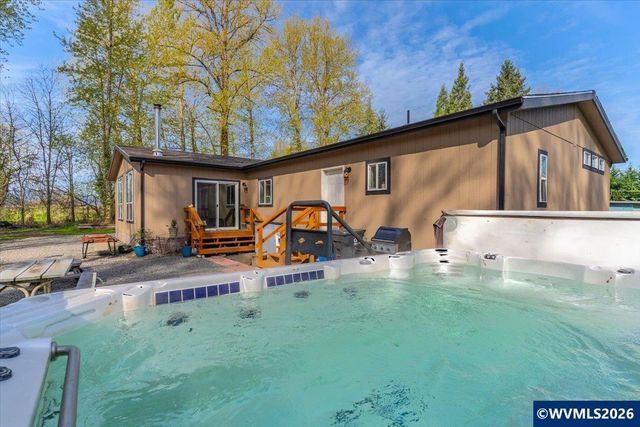 37734 River Dr, Lebanon, OR 97355