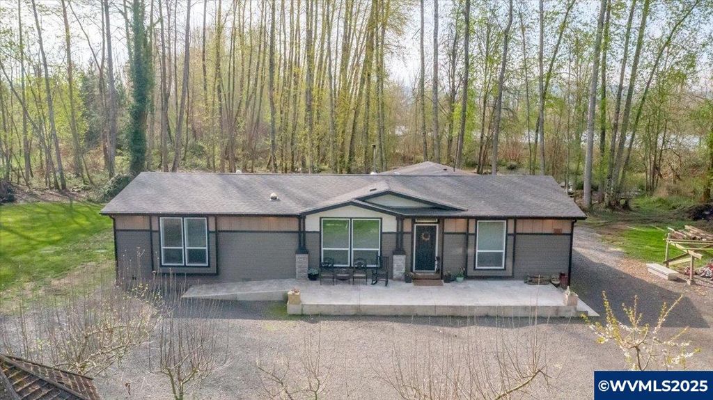 37734 River Dr, Lebanon, OR 97355
