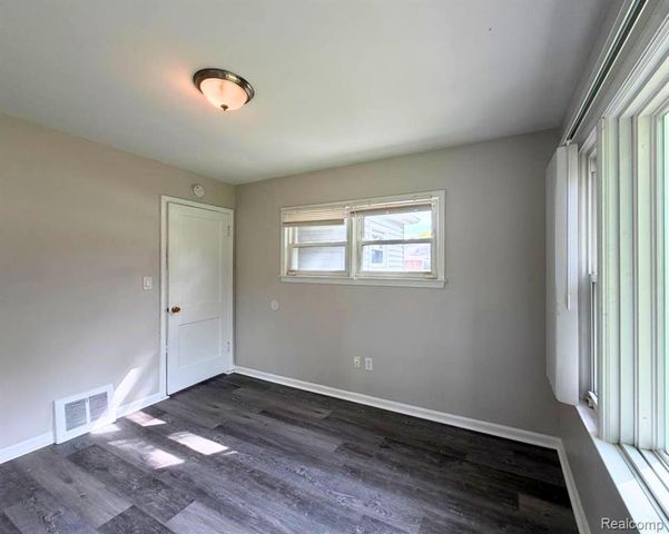 8601 Riverview Street, Dearborn Heights, MI 48127