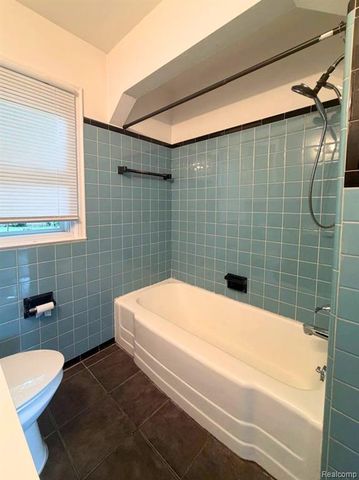 8601 Riverview Street, Dearborn Heights, MI 48127