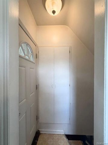 8601 Riverview Street, Dearborn Heights, MI 48127