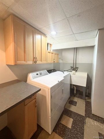 8601 Riverview Street, Dearborn Heights, MI 48127