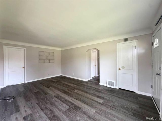 8601 Riverview Street, Dearborn Heights, MI 48127