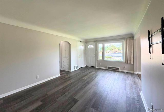 8601 Riverview Street, Dearborn Heights, MI 48127