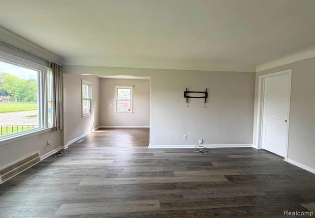 8601 Riverview Street, Dearborn Heights, MI 48127