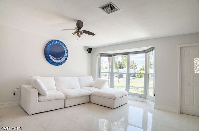 3725 SE 8th PL, Cape Coral, FL 33904