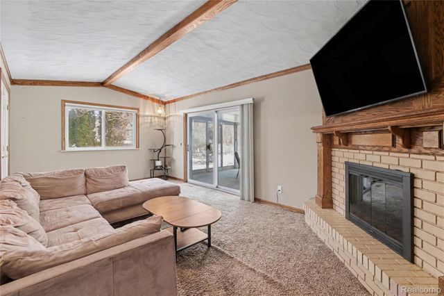 5597 Leafwood Drive, Commerce Charter Township, MI 48382