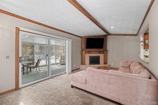 5597 Leafwood Drive, Commerce Charter Township, MI 48382