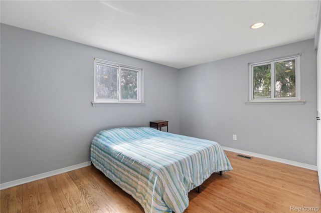 5597 Leafwood Drive, Commerce Charter Township, MI 48382