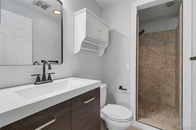 5597 Leafwood Drive, Commerce Charter Township, MI 48382