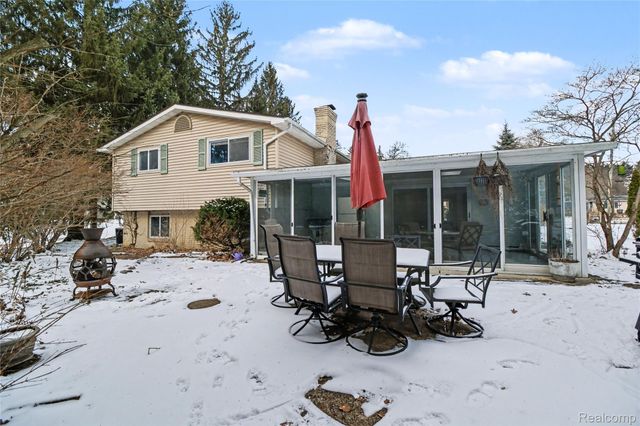 5597 Leafwood Drive, Commerce Charter Township, MI 48382