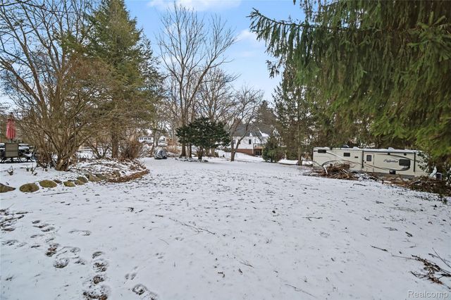 5597 Leafwood Drive, Commerce Charter Township, MI 48382