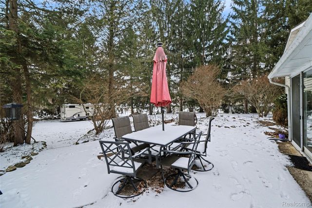 5597 Leafwood Drive, Commerce Charter Township, MI 48382