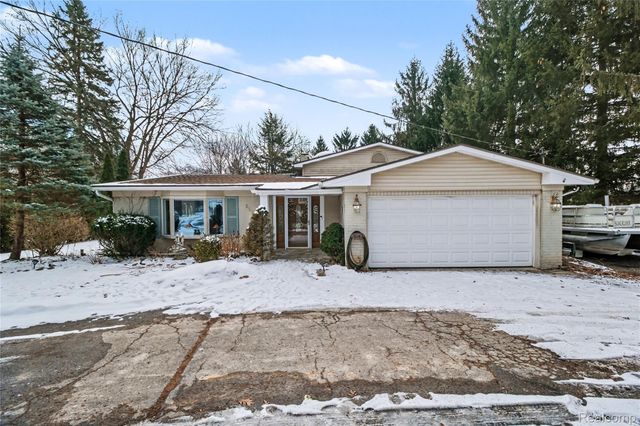 5597 Leafwood Drive, Commerce Charter Township, MI 48382