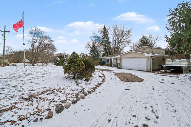 5597 Leafwood Drive, Commerce Charter Township, MI 48382
