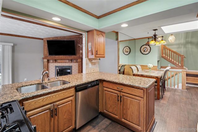 5597 Leafwood Drive, Commerce Charter Township, MI 48382