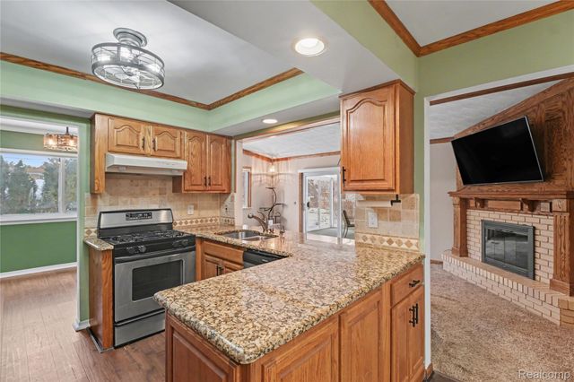 5597 Leafwood Drive, Commerce Charter Township, MI 48382