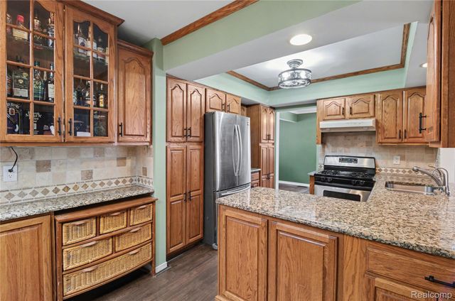 5597 Leafwood Drive, Commerce Charter Township, MI 48382