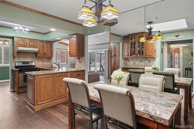 5597 Leafwood Drive, Commerce Charter Township, MI 48382