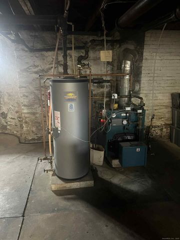 390 Main Street, New Hartford, CT 06057