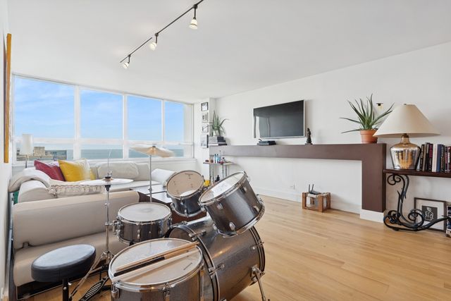 6171 N SHERIDAN Road 2809, Chicago, IL 60660
