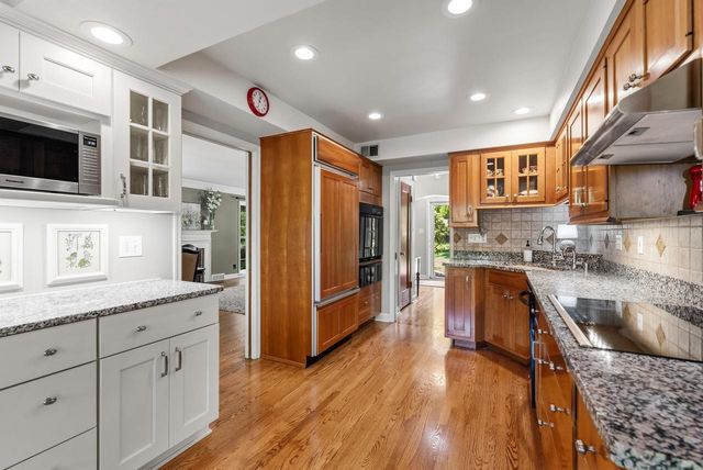 900 Apple Tree LANE, Brookfield, WI 53005