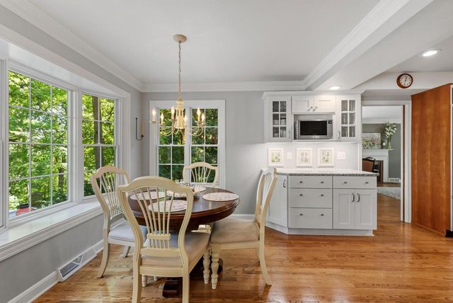 900 Apple Tree LANE, Brookfield, WI 53005