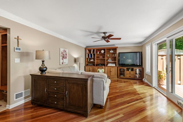 900 Apple Tree LANE, Brookfield, WI 53005