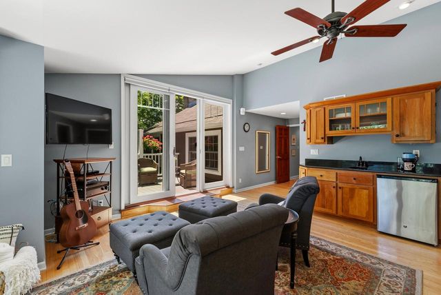 900 Apple Tree LANE, Brookfield, WI 53005