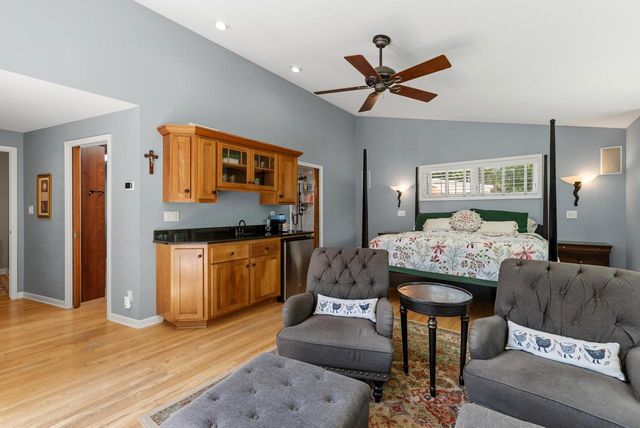 900 Apple Tree LANE, Brookfield, WI 53005