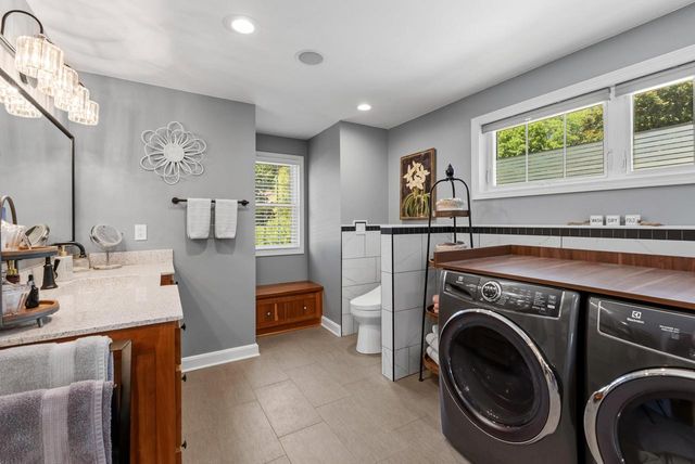 900 Apple Tree LANE, Brookfield, WI 53005