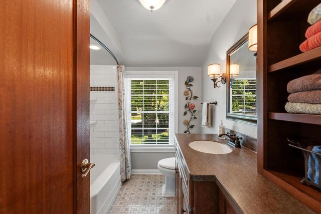 900 Apple Tree LANE, Brookfield, WI 53005