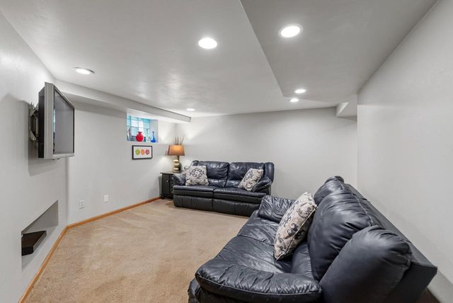 900 Apple Tree LANE, Brookfield, WI 53005