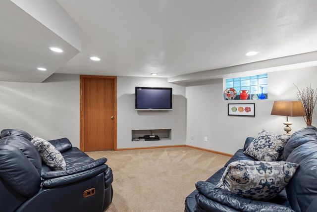 900 Apple Tree LANE, Brookfield, WI 53005