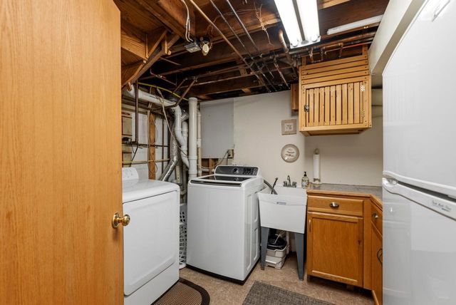 900 Apple Tree LANE, Brookfield, WI 53005