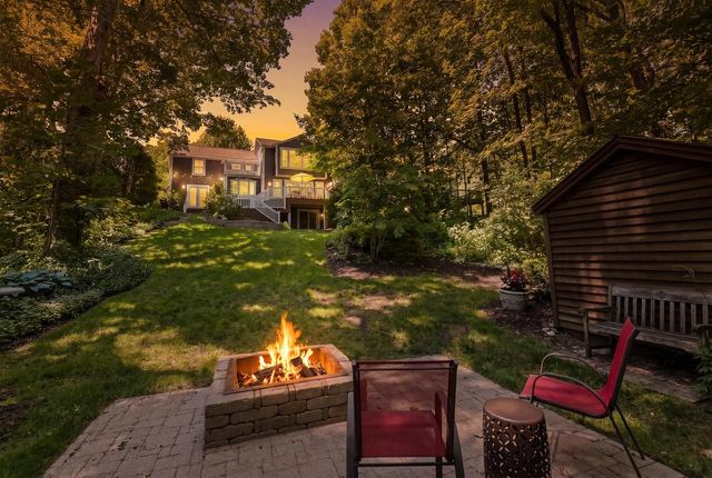 900 Apple Tree LANE, Brookfield, WI 53005