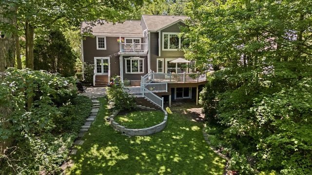 900 Apple Tree LANE, Brookfield, WI 53005