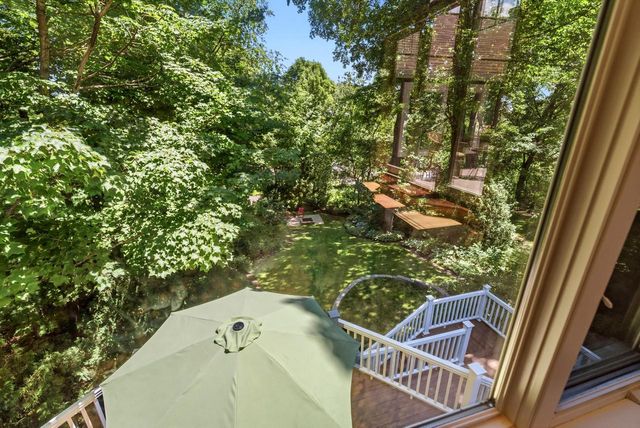 900 Apple Tree LANE, Brookfield, WI 53005