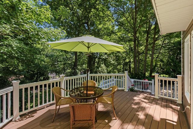 900 Apple Tree LANE, Brookfield, WI 53005