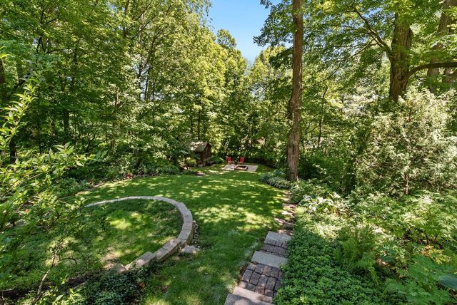 900 Apple Tree LANE, Brookfield, WI 53005